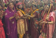 शिव-पार्वती विवाह की झांकी ने मोहा मन, मंगल गीतों से गूंजा मंदिर