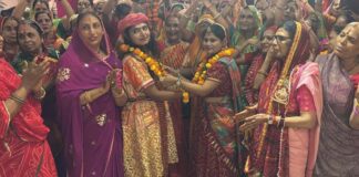 शिव-पार्वती विवाह की झांकी ने मोहा मन, मंगल गीतों से गूंजा मंदिर