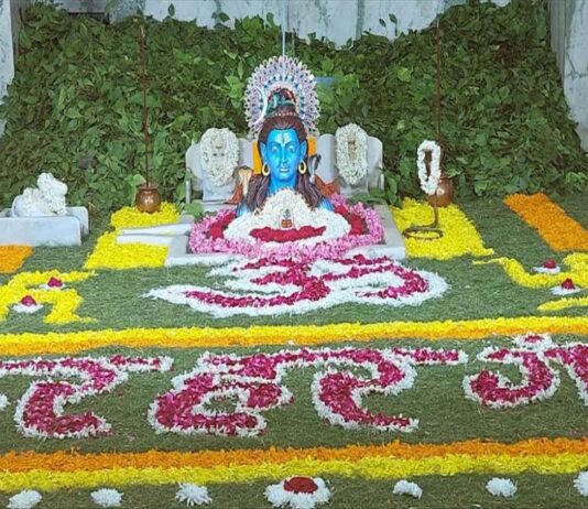 सावन के दूसरे सोमवार पर गूंजे हर-हर महादेव के जयकारे, शिवालयों में उमड़ा आस्था का सैलाब Chants of 'Har-Har Mahadev' echoed on the second Monday of Sawan.