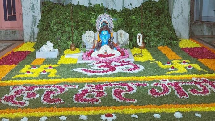 Chants of 'Har-Har Mahadev' echoed on the second Monday of Sawan.