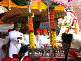 प्रिंसेस गौरवी कुमारी और महाराजा पद्मनाभ सिंह ने की तीज माता की पूजा
