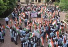 तिरंगे के साथ स्वच्छता का संदेश: सात सौ विद्यार्थियों ने निकाली जागरूकता रैली
