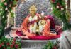 150 वर्ष पुराने चांदी के झूले में विराजे सियाराम, नौका विहार उत्सव में उमड़े श्रद्धालु Siyaram seated on a 150-year-old silver swing.