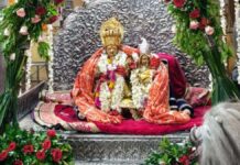 150 वर्ष पुराने चांदी के झूले में विराजे सियाराम, नौका विहार उत्सव में उमड़े श्रद्धालु Siyaram seated on a 150-year-old silver swing.