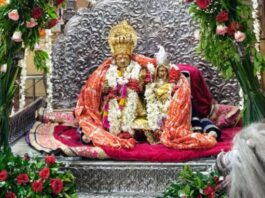 150 वर्ष पुराने चांदी के झूले में विराजे सियाराम, नौका विहार उत्सव में उमड़े श्रद्धालु Siyaram seated on a 150-year-old silver swing.
