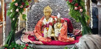 150 वर्ष पुराने चांदी के झूले में विराजे सियाराम, नौका विहार उत्सव में उमड़े श्रद्धालु Siyaram seated on a 150-year-old silver swing.