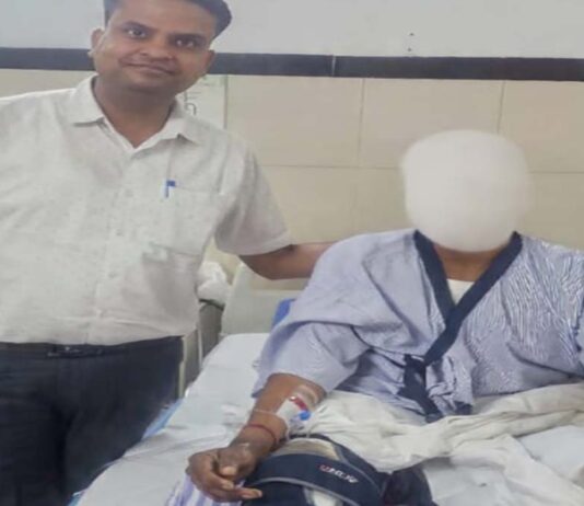 बुजुर्ग की हुई सफल री-रिवीजन नी ट्रांसप्लांट: छह महीने बाद हुआ पैरों पर खड़ा