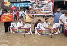 तीन फीट पानी में धरना: सड़क पर चलाई सांकेतिक नाव Sit-in protest in three feet of water: Symbolic boat rowed on the road.