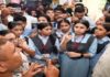 मूक-बधिर विद्यालय के छात्र धरने पर: हॉस्टल और शिक्षण व्यवस्था पर उठाए सवाल