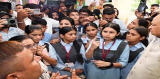 मूक-बधिर विद्यालय के छात्र धरने पर: हॉस्टल और शिक्षण व्यवस्था पर उठाए सवाल