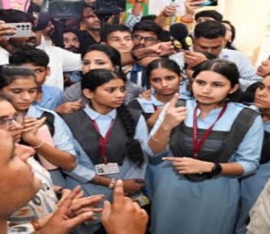 मूक-बधिर विद्यालय के छात्र धरने पर: हॉस्टल और शिक्षण व्यवस्था पर उठाए सवाल