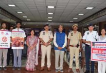 यातायात जागरूकता अभियान में विद्यार्थियों को बताए सड़क सुरक्षा के नियम Road safety rules explained to students during the traffic awareness campaign.
