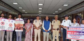 यातायात जागरूकता अभियान में विद्यार्थियों को बताए सड़क सुरक्षा के नियम Road safety rules explained to students during the traffic awareness campaign.
