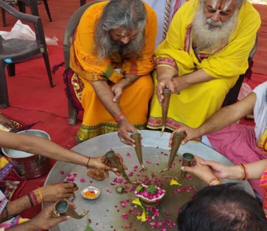 श्री गोविन्द धाम में 200 जोड़ों ने किया 200 पार्थिव शिवलिंगों का पूजन