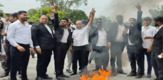 एसएचओ के दुर्व्यवहार पर भड़के वकील: सेशन कोर्ट के बाहर टायर जलाकर किया चक्काजाम