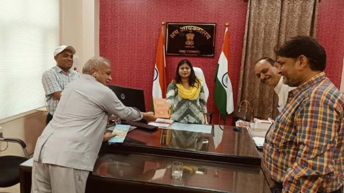 A delegation from the Bharatiya Mazdoor Sangh met Labour Commissioner Pooja Parth. A delegation from the Bharatiya Mazdoor Sangh met Labour Commissioner Pooja Parth.