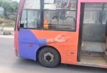 चलती लो-फ्लोर बस के इंजन में लगी आग: यात्रियों में मची अफरा-तफरी