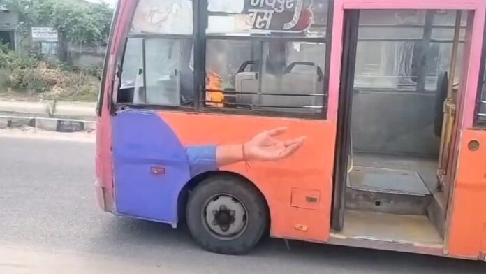 चलती लो-फ्लोर बस के इंजन में लगी आग