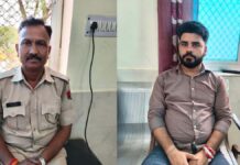 परिवाद रफा दफा करने के लिए रिश्वत लेते दलाल व हेड कांस्टेबल गिरफ्तार Tout and Head Constable arrested for accepting a bribe to hush up a complaint.