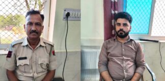 परिवाद रफा दफा करने के लिए रिश्वत लेते दलाल व हेड कांस्टेबल गिरफ्तार Tout and Head Constable arrested for accepting a bribe to hush up a complaint.