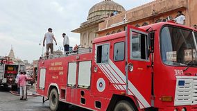 परकोटे के कपड़ा बाजार में भीषण आग का मामला, दो अग्निशमन अधिकारी सस्पेंड
