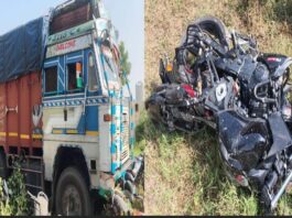 तेज रफ्तार ट्रक ने बाइक सवार चार दोस्तों को कुचला