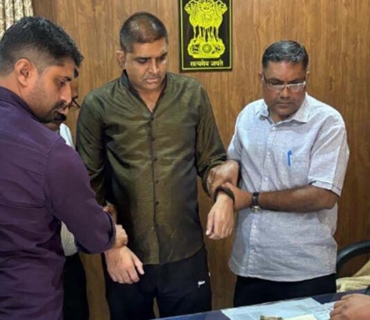 थानाधिकारी 50 हजार रुपए रिश्वत लेते रंगे हाथ गिरफ्तार Station House Officer arrested red-handed while accepting a bribe of ₹50,000.