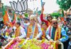 सीएम ने रोड शो में गिनाई सरकार की उपलब्धियां CM highlighted the government's achievements during the roadshow.