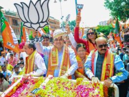 सीएम ने रोड शो में गिनाई सरकार की उपलब्धियां CM highlighted the government's achievements during the roadshow.