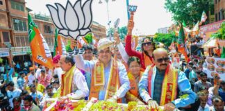 सीएम ने रोड शो में गिनाई सरकार की उपलब्धियां CM highlighted the government's achievements during the roadshow.