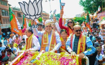 सीएम ने रोड शो में गिनाई सरकार की उपलब्धियां CM highlighted the government's achievements during the roadshow.