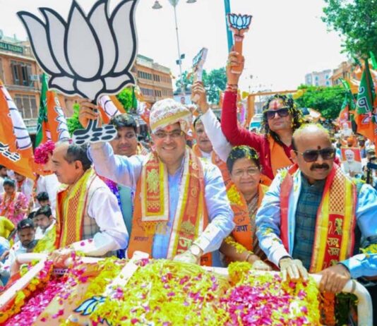 सीएम ने रोड शो में गिनाई सरकार की उपलब्धियां CM highlighted the government's achievements during the roadshow.