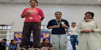 बॉक्सिंग रिंग में चमके एकेजी के खिलाड़ी, तीन पदक किए अपने नाम AKG athletes shine in the boxing ring, bag three medals.