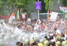 ‘लोकतंत्र बचाने’ सड़क पर उतरी कांग्रेस ने किया चुनाव आयोग के खिलाफ प्रदर्शन Congress took to the streets to ‘save democracy’ and staged a protest against the Election Commission.