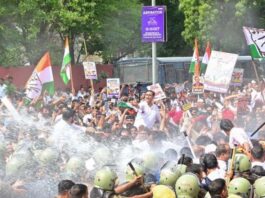 ‘लोकतंत्र बचाने’ सड़क पर उतरी कांग्रेस ने किया चुनाव आयोग के खिलाफ प्रदर्शन Congress took to the streets to ‘save democracy’ and staged a protest against the Election Commission.