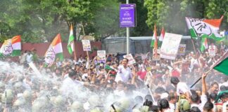 ‘लोकतंत्र बचाने’ सड़क पर उतरी कांग्रेस ने किया चुनाव आयोग के खिलाफ प्रदर्शन Congress took to the streets to ‘save democracy’ and staged a protest against the Election Commission.