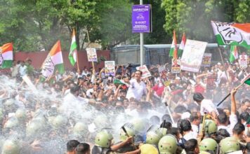 ‘लोकतंत्र बचाने’ सड़क पर उतरी कांग्रेस ने किया चुनाव आयोग के खिलाफ प्रदर्शन Congress took to the streets to ‘save democracy’ and staged a protest against the Election Commission.