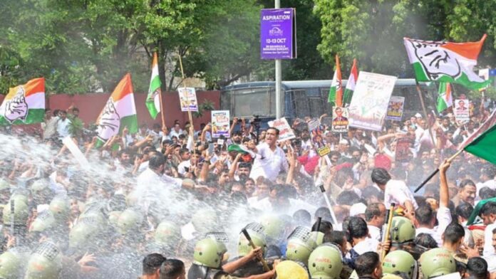 Congress took to the streets to ‘save democracy’ and staged a protest against the Election Commission. Congress took to the streets to ‘save democracy’ and staged a protest against the Election Commission.