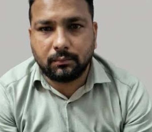 फर्जी आरजीएचएस अधिकारी बन अस्पताल की ऑडिट के नाम पर 40 हजार लेते संदिग्ध डिटेन Jal-Jhulni Ekadashi