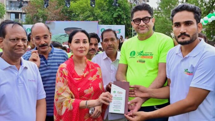 Deputy CM Diya Kumari flagged off the Aadhaar Prime Green Fit Half Marathon.
