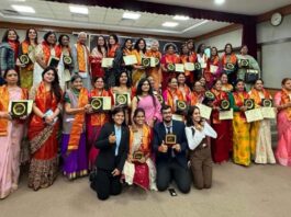 सावित्रीबाई फुले पुरस्कार से 54 महिलाएं सम्मानित 54 women honored with the Savitribai Phule Award.