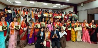सावित्रीबाई फुले पुरस्कार से 54 महिलाएं सम्मानित 54 women honored with the Savitribai Phule Award.