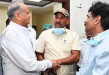 गहलोत ने एसएमएस पहुंचकर घायल दमकलकर्मियों का हाल जाना Gehlot visited SMS Hospital and inquired about the condition of the injured firefighters.