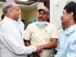 गहलोत ने एसएमएस पहुंचकर घायल दमकलकर्मियों का हाल जाना Gehlot visited SMS Hospital and inquired about the condition of the injured firefighters.