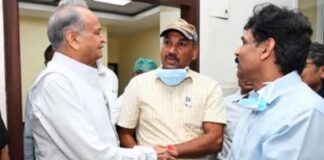 गहलोत ने एसएमएस पहुंचकर घायल दमकलकर्मियों का हाल जाना Gehlot visited SMS Hospital and inquired about the condition of the injured firefighters.