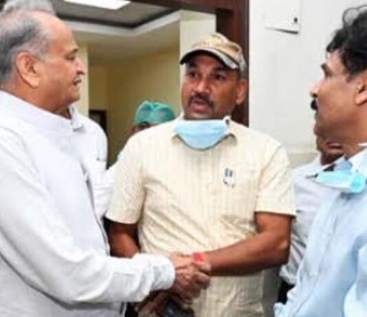 गहलोत ने एसएमएस पहुंचकर घायल दमकलकर्मियों का हाल जाना Gehlot visited SMS Hospital and inquired about the condition of the injured firefighters.