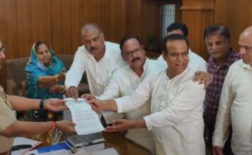 पार्षदों को डराने-धमकाने का आरोप: कांग्रेस ने पुलिस कमिश्नर को सौंपा ज्ञापन Allegation of intimidating councilors
