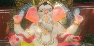 गणपति सहस्रनामावली के पाठ के बीच भगवान गणेश को अर्पित किए लड्डू