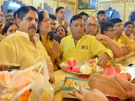 शहर के प्रमुख देवालयों में पहुंचा श्याम बाबा के 34 वें वार्षिकोत्सव का निमंत्रण Invitations for Shyam Baba's 34th anniversary celebration have reached the city's prominent temples.
