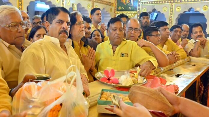 Invitations for Shyam Baba's 34th anniversary celebration have reached the city's prominent temples. Invitations for Shyam Baba's 34th anniversary celebration have reached the city's prominent temples.